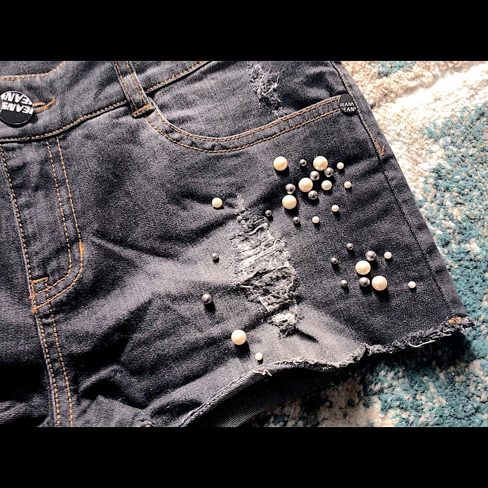 Denim shorts With pearls and beads! Super cute! Unique find XS 26